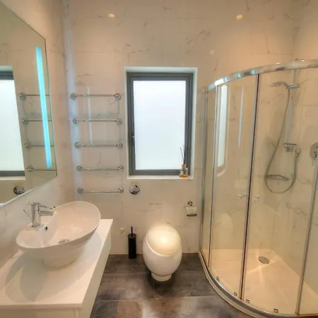 Spacious 3bedrooms With Spectacular Views Goslm-6