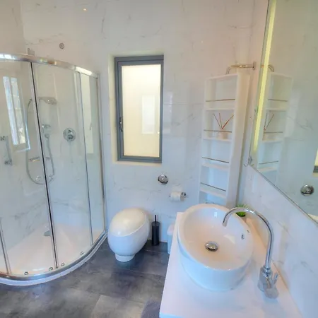 Spacious 3bedrooms With Spectacular Views Goslm-6